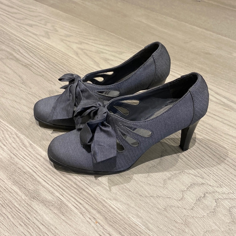 Ann Marino | Gray Bow & Cut Out Heels | Size 7.5
